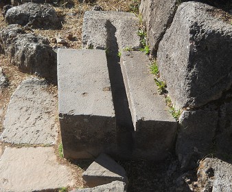 Cusco Sacsayhuam�n: in the amphitheater, rectangular stone with a perfect straight little channel - zoom