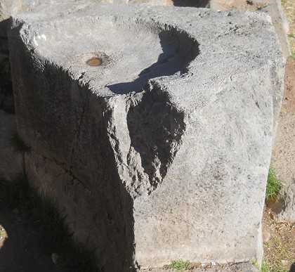 Cusco Sacsayhuam�n: in the amphitheater, half round throne - zoom
