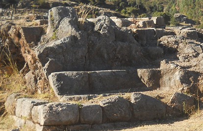 Cusco Sacsayhuamn, anfiteatro: otra zona con tronos, primer plano