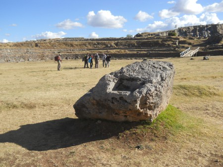 Cusco Sacsayhuamn, amphitheater: milled stone with a throne on the meadow 01