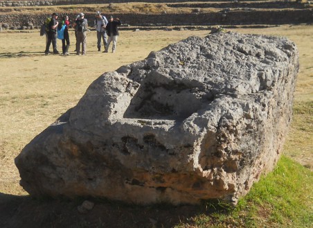 Cusco Sacsayhuam�n, amphitheater: milled stone with a throne on the meadow 01 - zoom