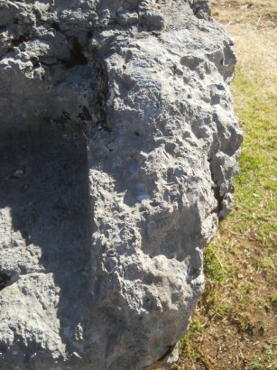 Cusco Sacsayhuam�n, amphitheater: milled stone with a throne on the meadow 01, zooms of the surface 03