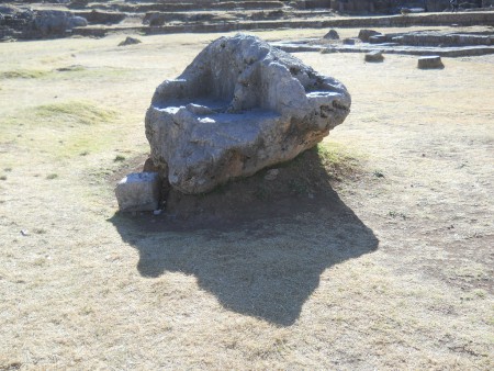 Cusco Sacsayhuam�n, amphitheater: milled stone with a throne on the meadow 02, view 01