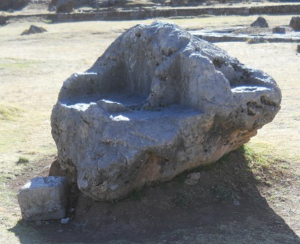 Cusco Sacsayhuam�n, amphitheater: milled stone with a throne on the meadow 02, view 01 - zoom