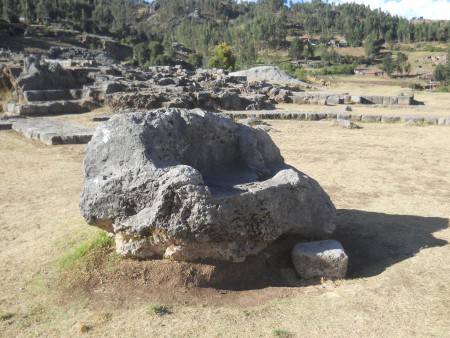 Cusco Sacsayhuam�n, amphitheater: milled stone with a throne on the meadow 02, view 02