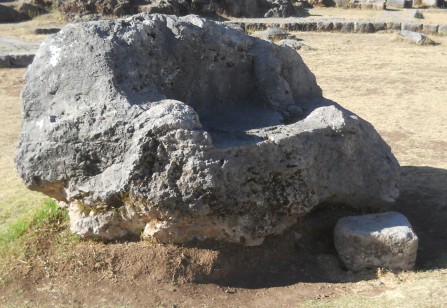 Cusco Sacsayhuam�n, amphitheater: milled stone with a throne on the meadow 02, view 02 - zoom
