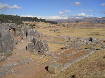 Cusco Sacsayhuam�n: Das Amphitheater mit dem Chaosbereich mit Thronen und Fundamenten 02