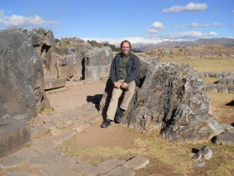 Cusco Sacsayhuam�n: Das Amphitheater, Michael Palomino auf dem Thron 2