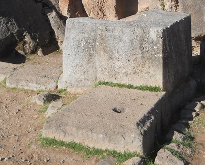Cusco Sacsayhuam�n: Im Amphitheater, geometrisch-trapezoide, vieleckige Steine bei der Nischent�re - Nahaufnahme