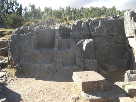 Cusco Sacsayhuam�n: Das Amphitheater, eine Wand mit Thronen (Thronwand)