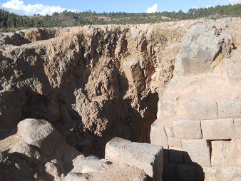 Cusco Sacsayhuam�n, even more mysteries: excavations with Inca walls 01