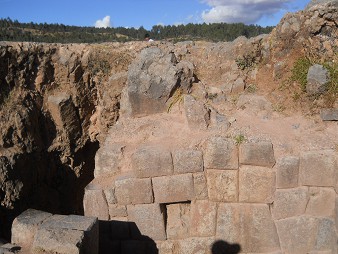 Cusco Sacsayhuam�n, even more mysteries: excavations with Inca walls 02