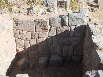 Cusco Sacsayhuamn, even more mysteries: excavations with Inca walls 03