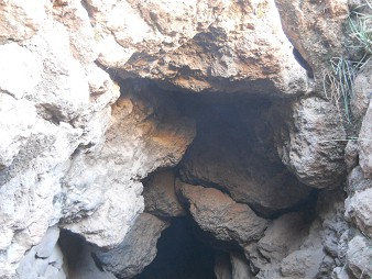 Cusco Sacsayhuam�n, even more mysteries: tunnel roof at the exit
