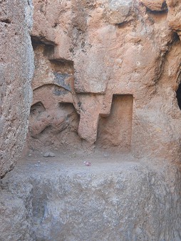 Cusco Sacsayhuamn, ms lugares: nichos geomtricos en roca roja 01