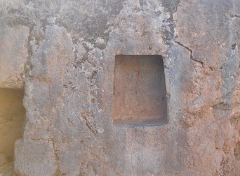Cusco Sacsayhuam�n, even more mysteries: cut niches in red rock