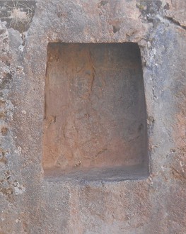 Cusco Sacsayhuam�n, even more mysteries: cut niches in red rock - zoom