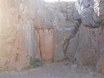 Cusco Sacsayhuam�n, even more mysteries: red rock with rectangular cuts