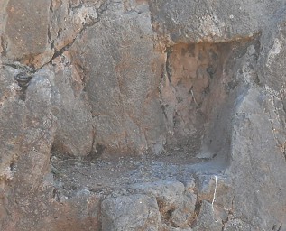 Cusco Sacsayhuam�n, even more mysteries: red rock with trapezoid cut - zoom