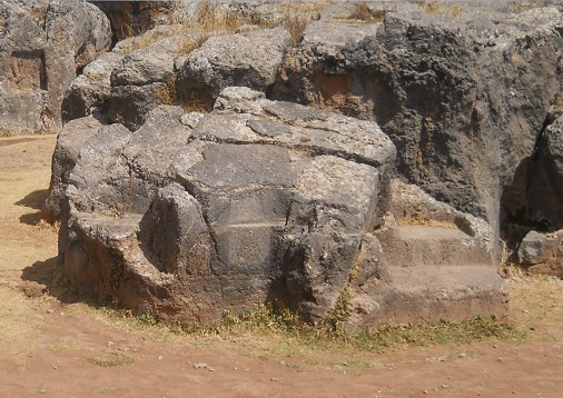 Cusco Sacsayhuam�n, even more mysteries: black and red rock walls of the corridor with niches and thrones 02 - zoom