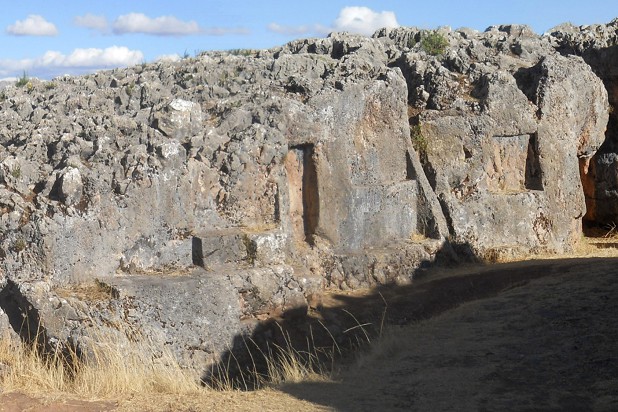 Cusco Sacsayhuamn, ms lugares: roca negra roja con corredor con nichos y tronos panorama 02, primer plano