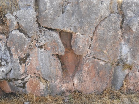Cusco Sacsayhuam�n, even more mysteries: black and red walls with cuts