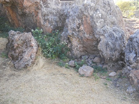Cusco Sacsayhuam�n, final zone with black and red rock, the path - traces of cuts