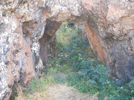 Cusco Sacsayhuam�n, final zone with black and red rock, tunnel passage