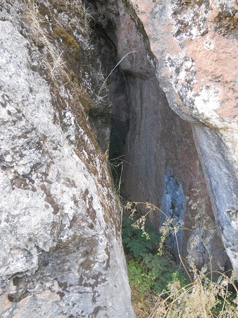 Cusco Sacsayhuam�n, final zone with black and red rock with a huge cut crack