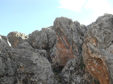 Cusco Sacsayhuam�n, final zone with black and red rock with cuts in bow form - and with a gemoetric cut 01