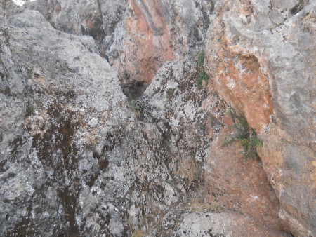 Cusco Sacsayhuam�n, final zone with black and red rock with cuts in bow form - and with a gemoetric cut 02