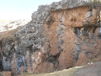 Cusco Sacsayhuam�n, final zone with black and red rock: view to a giant rectangular cut in the rock, zoom 01