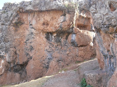 Cusco Sacsayhuam�n, final zone with black and red rock: view to a giant rectangular cut in the rock, zoom 02