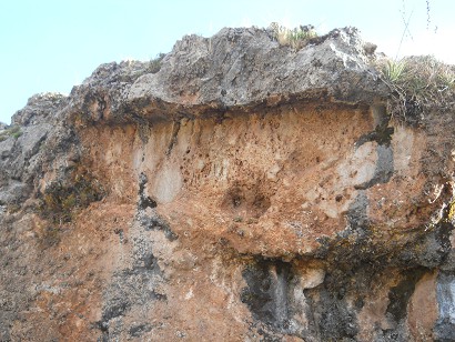 Cusco Sacsayhuam�n, final zone with black and red rock: view to a giant rectangular cut in the rock, zoom 03