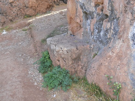 Cusco Sacsayhuam�n, final zone with black and red rock with one more throne