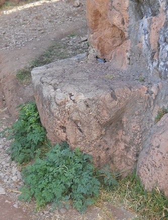 Cusco Sacsayhuam�n, final zone with black and red rock with one more throne - zoom
