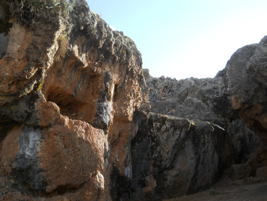 Cusco Sacsayhuam�n, final zone with black and red rock mit gigantischer, rectangular niche - big photo