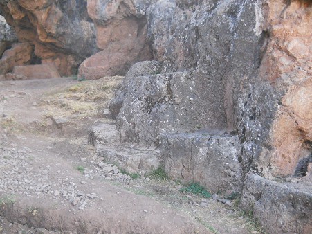 Cusco Sacsayhuam�n, final zone with black and red rock, more thrones