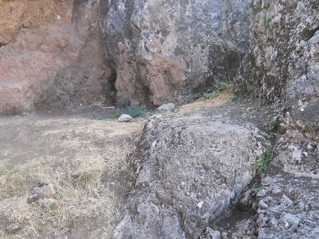 Cusco Sacsayhuam�n, final zone with black and red rock, sitting corner carved into the rock