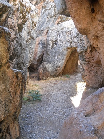 Cusco Sacsayhuam�n, final zone with black and red rock,passway 02 with a tunnel