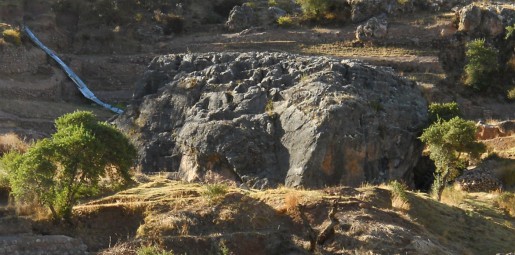 Cusco Sacsayhuam�n, even more mysteries: rock of stairs and thrones "Chinchana grande" in the meadow - zoom