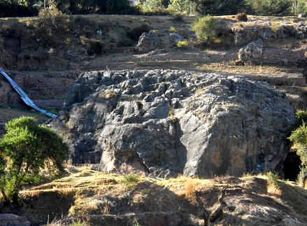 Cusco Sacsayhuam�n, even more mysteries: rock of stairs and thrones "Chinchana grande" - zoom 02