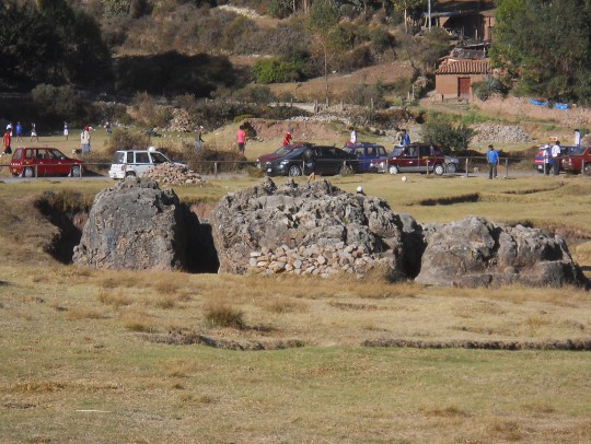 Cusco Sacsayhuam�n, even more rocks in the meadow