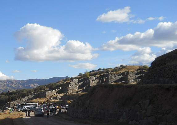 Cusco Sacsayhuam�n, the road to the big parking - with the zigzag wall in the background
