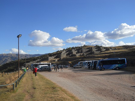 Cusco Sacsayhuam�n, the road to the big parking - with the zigzag wall in the background