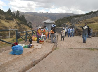 Cusco Sacsayhuamn, parqueo grande: ambulantes ofrecen comida