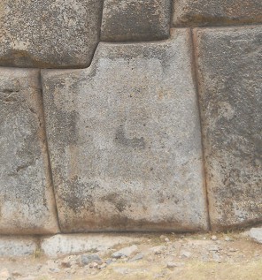 Cusco Sacsayhuam�n, even more mysteries: stone
              of 8 ends