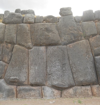Cusco Sacsayhuam�n, walls of the exit zone, fan like stone formation 8+9, panorama