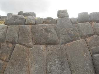 Cusco Sacsayhuam�n, walls of the exit zone, fan like stone formation, zoom 08