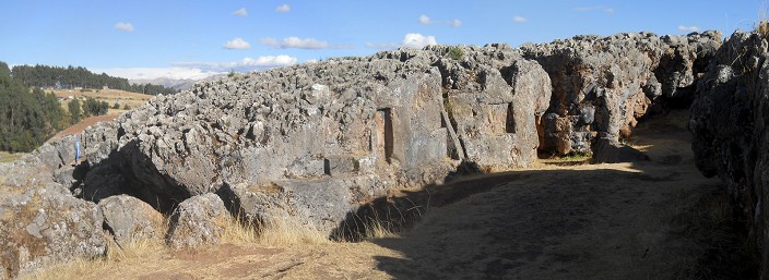 Cusco
              Sacsayhuam�n, m�s lugares: roca negra roja con corredor
              con nichos y tronos panorama 02